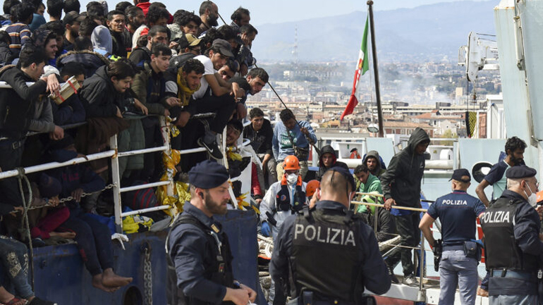 Η ιταλική Ακτοφυλακή διέσωσε 96 μετανάστες εν μέσω επικίνδυνων καιρικών συνθηκών